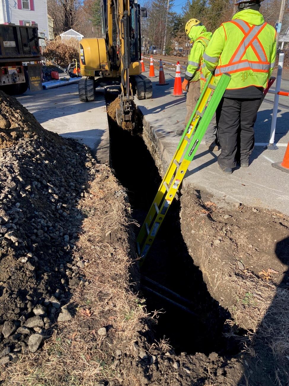 Civil crews installing innerduct inside of a conduit across the Belknap Street crossing (December 2023)