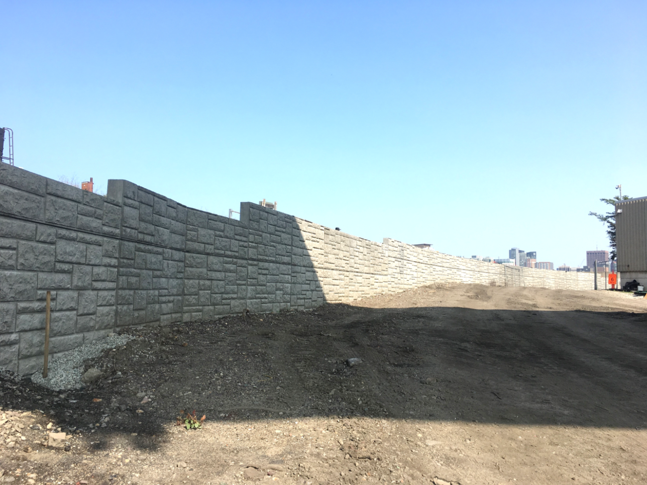 New test track in South Boston: Installation of a retaining wall (September 2018).