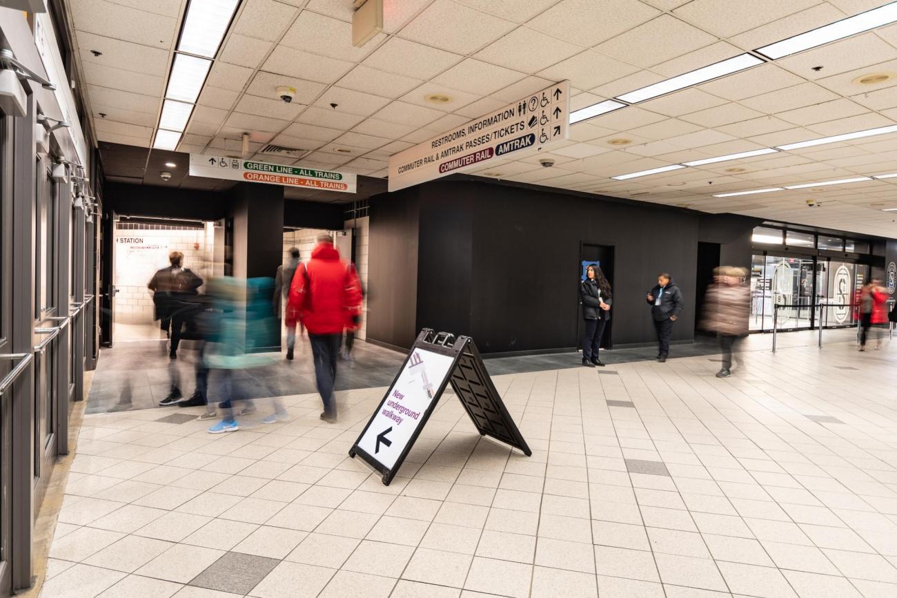 Wayfinding signs in the North Station underground walkway (January 7, 2019)