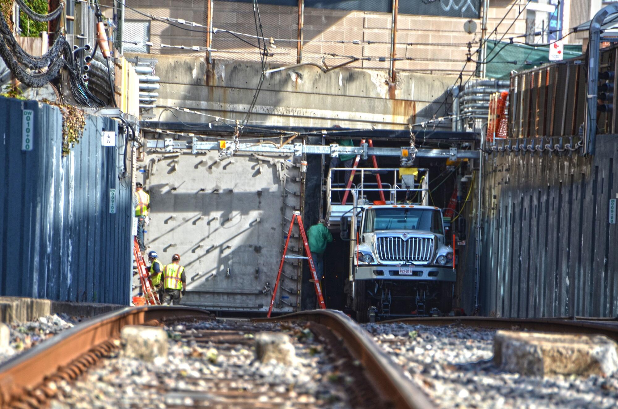 Crews install the new flood door at Fenway Portal (November 2020)