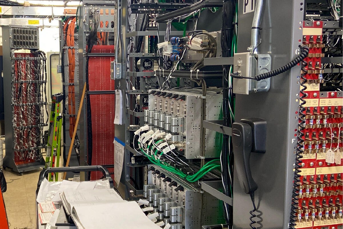 Signal equipment in a central instrument house