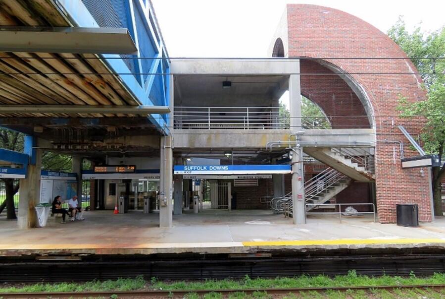 image of platform at Suffolk Downs station